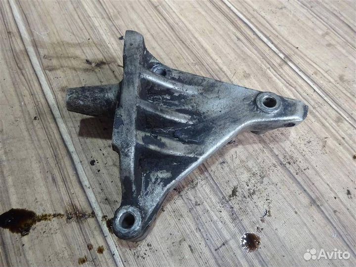 Кронштейн двигателя правый Nissan Primera P11E 19