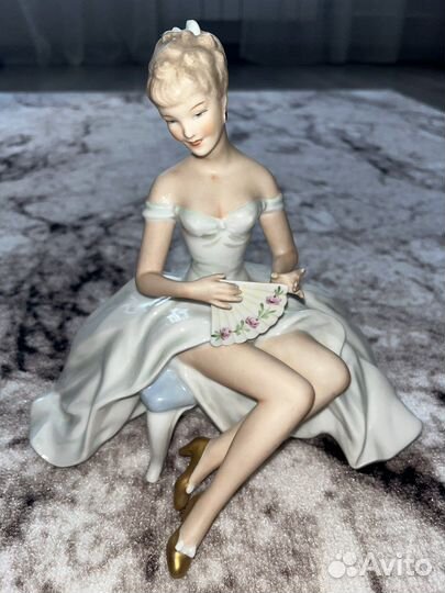 Фарфоровая статуэтка 