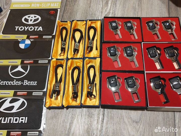 Брелок для ключей,коврик,заглушки(авто)