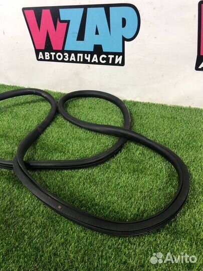 Уплотнитель дверного проема передний левый Ford