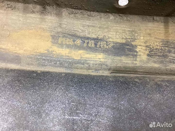 Брызговик Mitsubishi Montero/Pajero