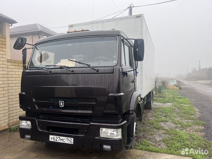 Водитель на своем грузовике камаз 4308 термобудка