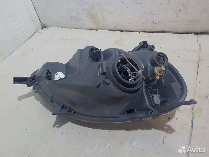 Фара левая Toyota Yaris