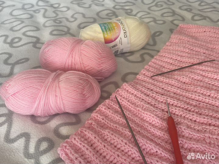 Пряжа, спицы и крючок для вязания