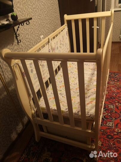 Кроватка детская с маятником