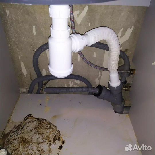 Сантехник. Устанение течи водопровода