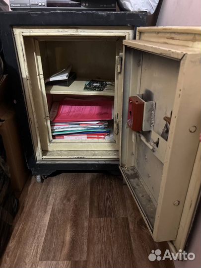 Очень надежный и крепкий сейф