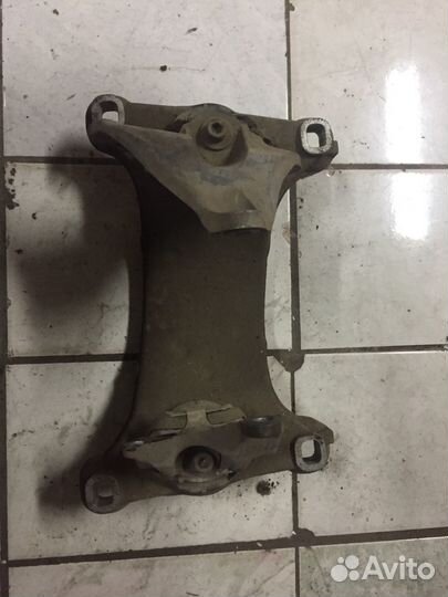 Кронштейн АКПП Audi A8 D3 4.2