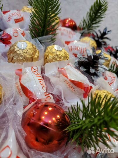 Сладкий новогодний букет из конфет
