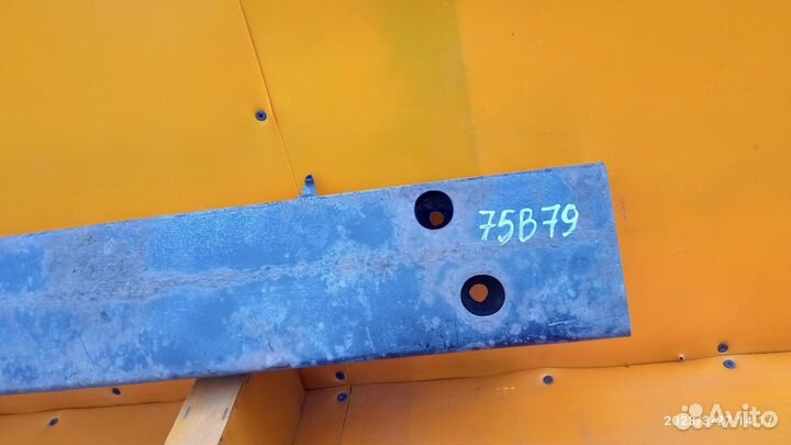 Усилитель переднего бампера для Pontiac Vibe 1