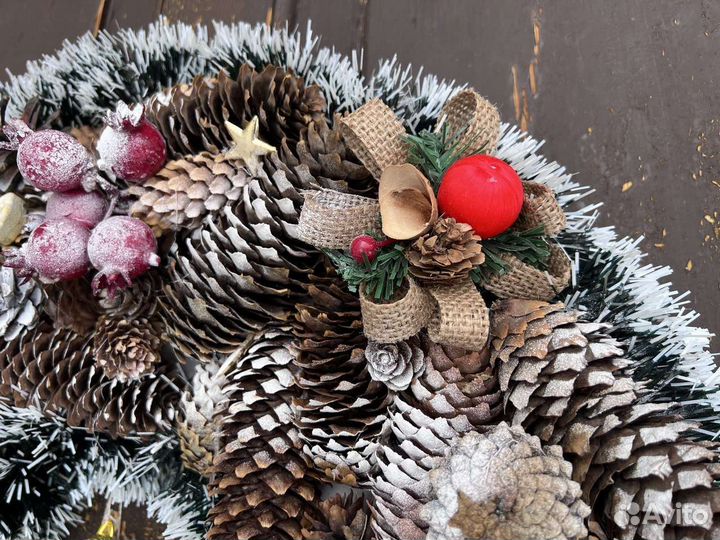Новогодний венок из шишек
