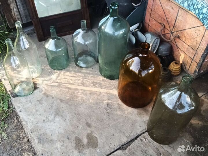 Стеклянные бутыли и четверти