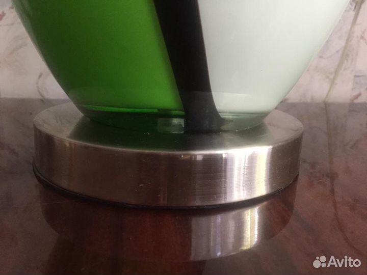 Высокая настольная лампа