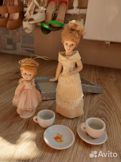 Фарфоровые куклы и сервиз