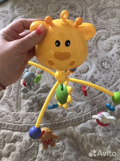 Мобиль на кроватку жирафики