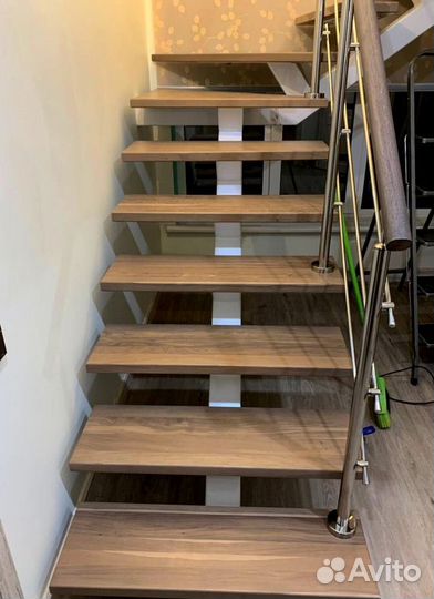 Лестница на металлокаркасе открытого типа