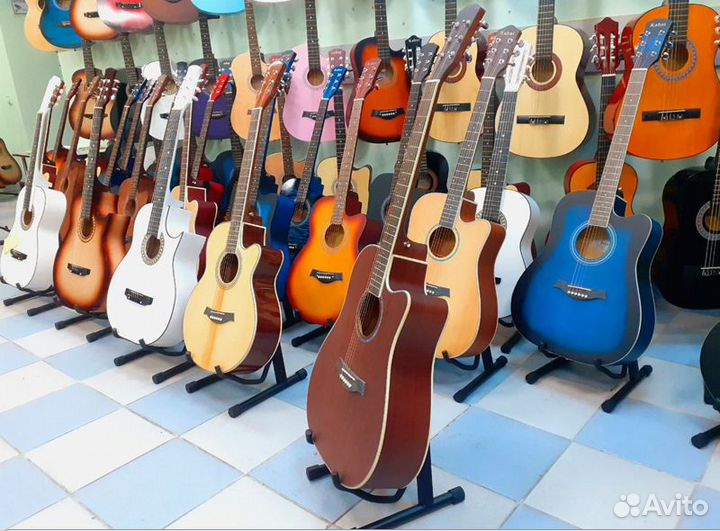 Гитара акустическая новая + подставка и чехол
