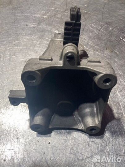 Кронштейн двигателя правый Mercedes E-Class W212