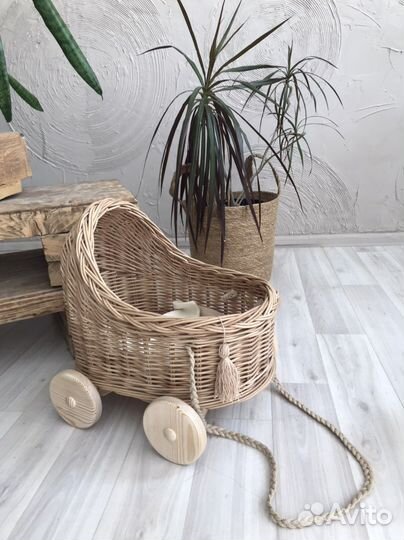 Коляска для кукол. Плетеная коляска