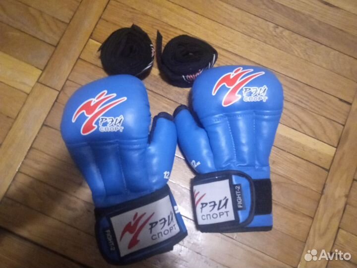Перчатки для бокса и бинты