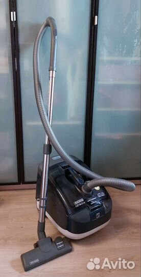 Пылесос Thomas Genius S1 работающий