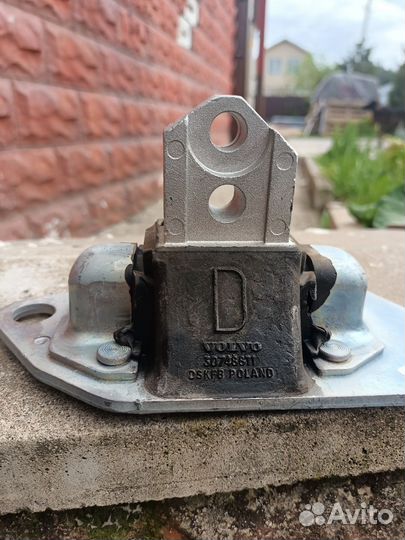 Опора двигателя правая 30748811