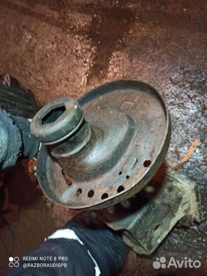 Передний правый поворотный кулак Audi 100C3