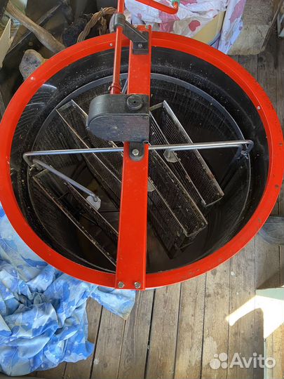 Медогонка 4 рамочная ручная б/у