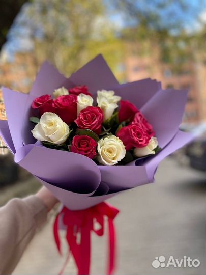 Букет из 15 белых и малиновых роз 40 см