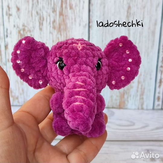 Вязаная игрушка брелок слоник