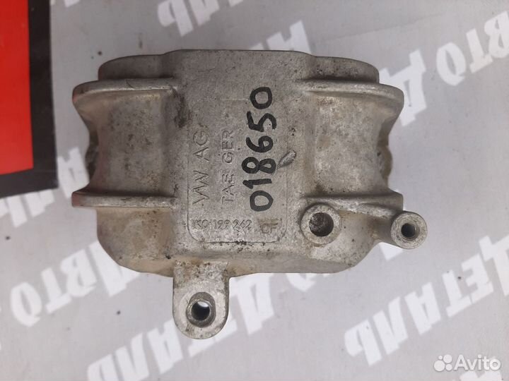 Опора двигателя правая Volkswagen Jetta 6 VAG