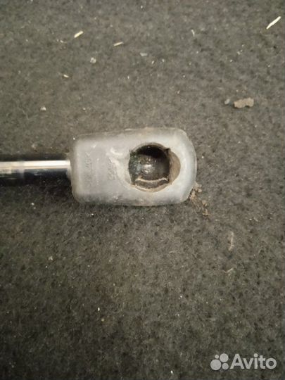 Амортизатор багажника задний Mitsubishi Outlander