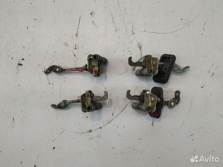 Renault duster Ограничитель двери