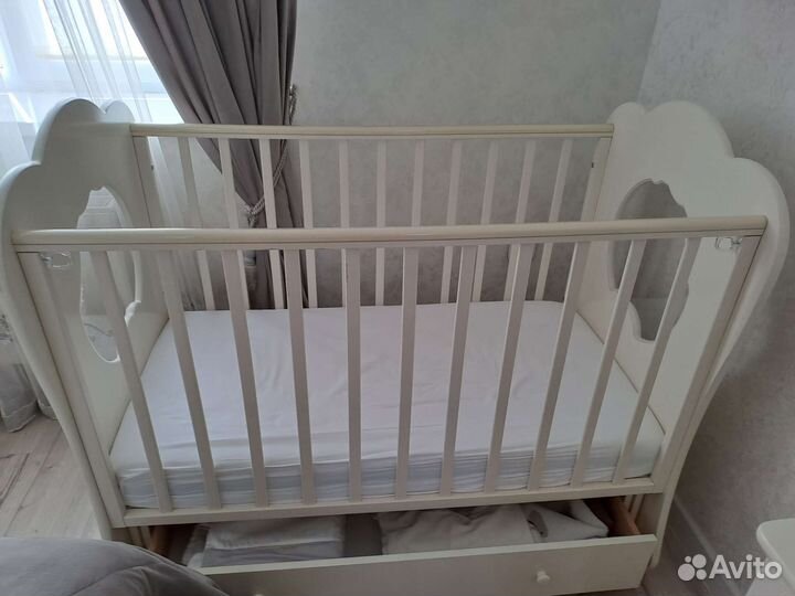 Детская кровать до 3 лет,комод ванильного цвета