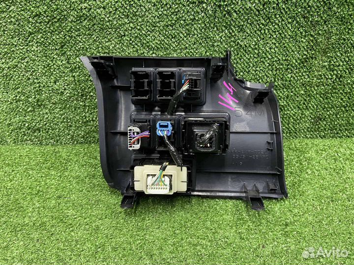 Кнопка открывания двери toyota voxy ZRR80 3ZR-FAE 2 017