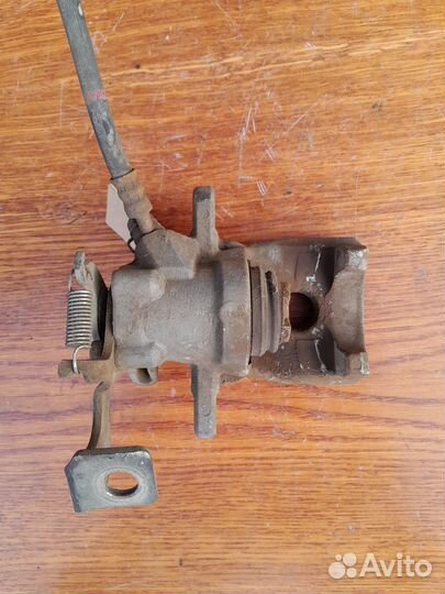 Суппорт задний левый Toyota Corolla 150