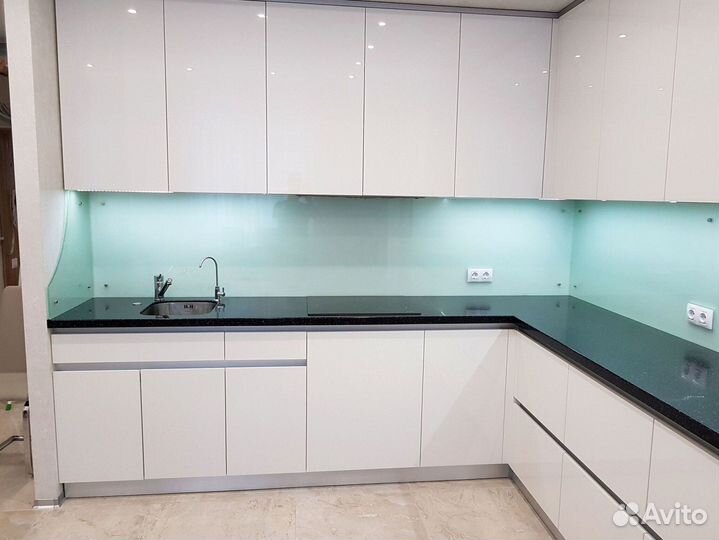 Угловой кухонный гарнитур современный