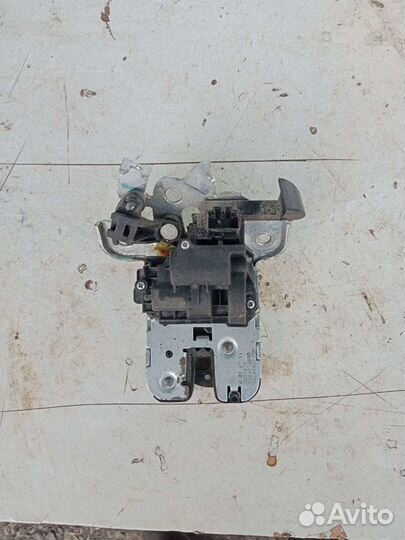 Замок крышки багажника Volkswagen Jetta 6