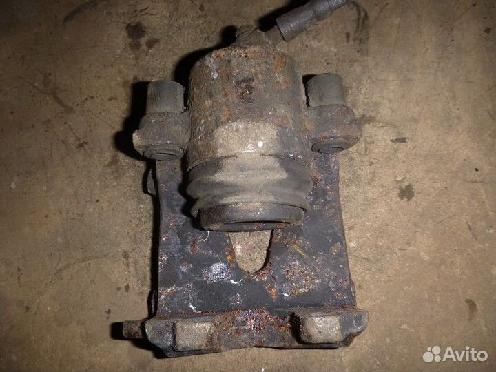 Суппорт передний правый skoda yeti 2010