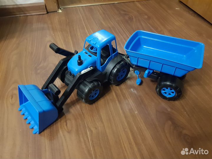 Игрушка синий трактор