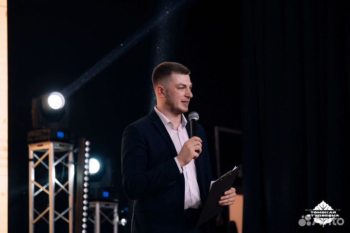 Ведущий Александр Дик