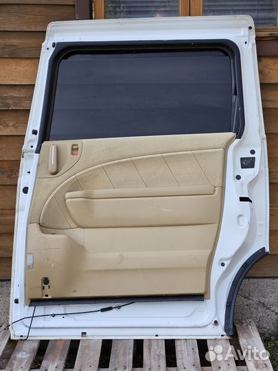 Дверь задняя правая Honda Elysion (белая)