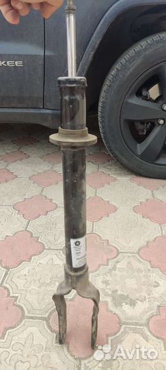 Амортизатор передний Jeep Grand Cherokee wk2