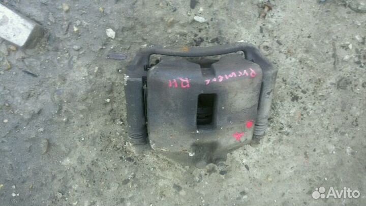 Суппорт передний правый на Ниссан Примера Р12