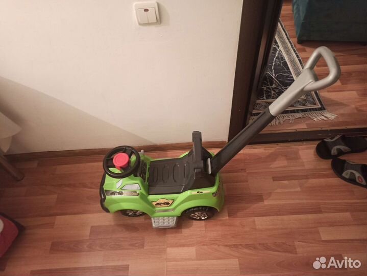 Детская машина каталка с ручкой