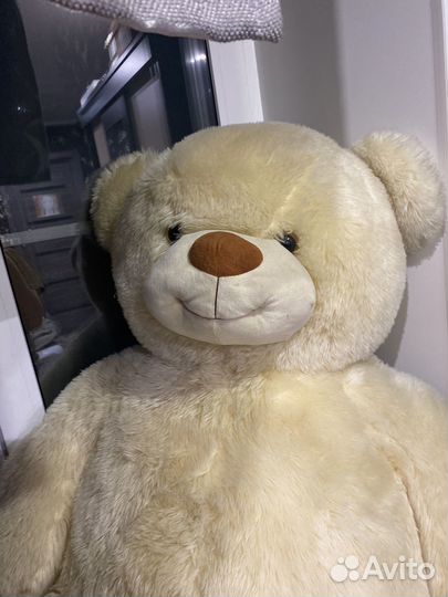 Большой плюшевый медведь