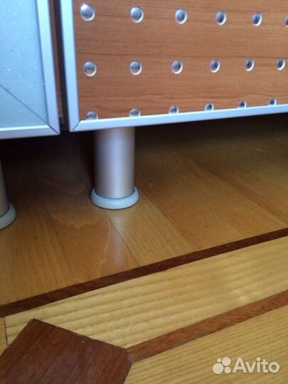 Тумбочка со стеклянным верхом