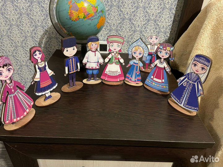Фигурки в народных костюмах