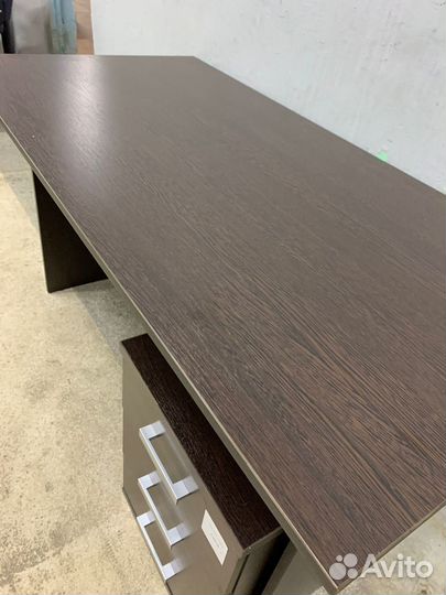 Письменный стол с тумбой