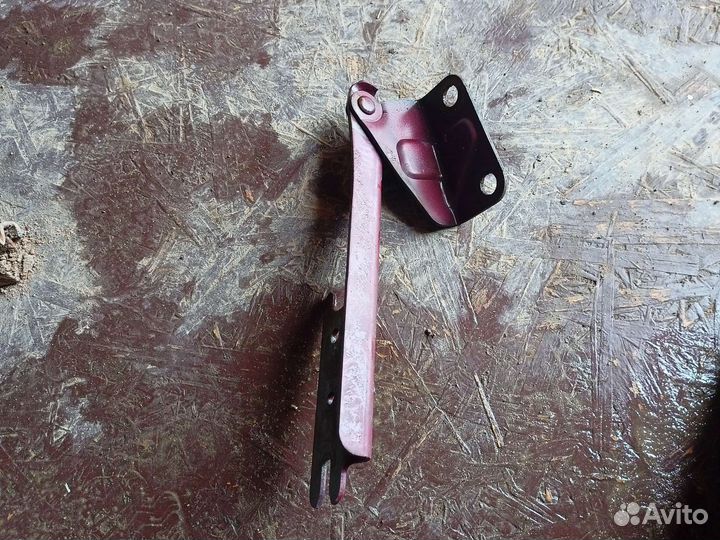 Петля капота левая Мазда 626